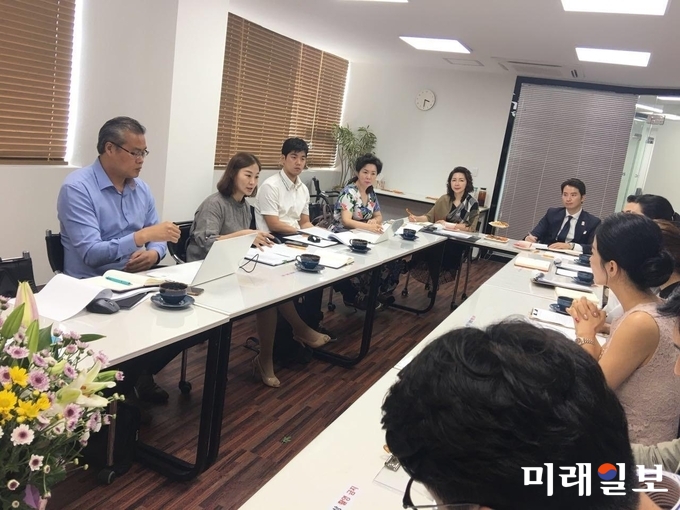 진광 유미도그룹 대표 겸 넥스트아이 대표(중앙 왼쪽)의 장막 뒤 경영을 증명하는 회의 모습이다. 중앙을 기점으로 왼쪽 첫 번째가 이재용 회계부장, 김려염 CFO, 조희운 유미소향 이사 겸 넥스트아이 부사장, 진양 유미소향 공동대표./사진=김주영 대표 제공