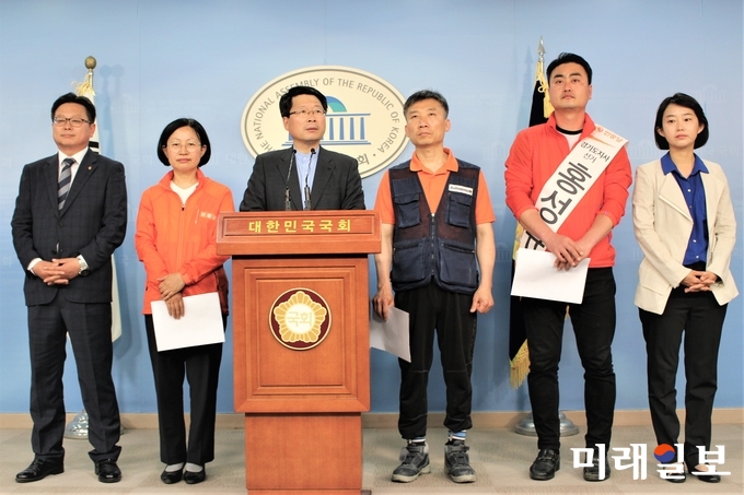 김미희·김재연·오병윤·이상규 전 통합진보당 의원들이 28일 오전 국회 정론관에서 '통합진보당 사건 진상규명과 책임자 처벌 촉구' 기자회견을 하고 있다./ 사진=김정현 기자