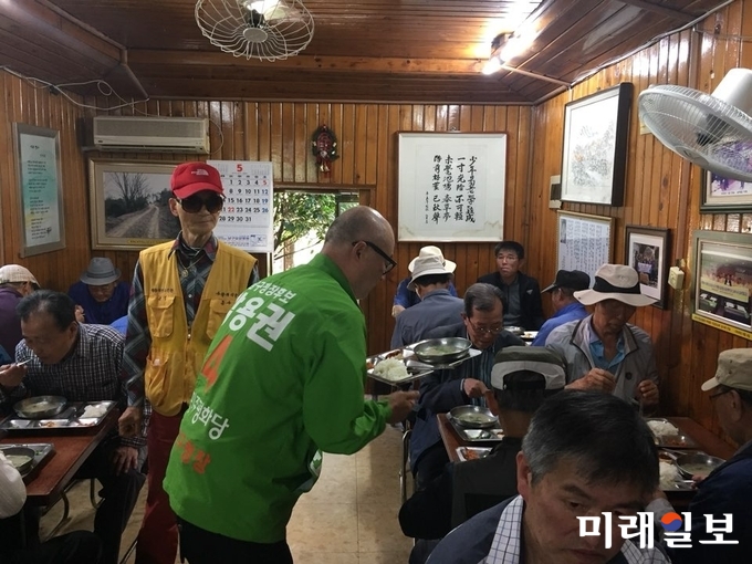 광주 남구청장에 출마하는 민주평화당 박용권 후보가 남구 사직동 사랑의 식당에서 배식 봉사를 하고 있다. / 사진=이혁래 제공