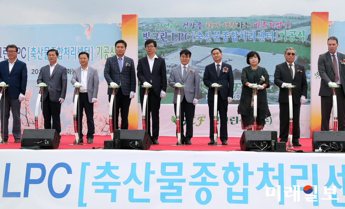 이재영 전남도지사 권한대행이 남명효 빛고을식품㈜ 대표, 김성 장흥군수, 이충식 전남도의회 의원, 왕윤채 장흥군의회 의장 직무대리 등과 29일 장흥 바이오산업단지에서 축산물 종합처리센터 기공식을 하고 있다. / 사진=전남도 제공