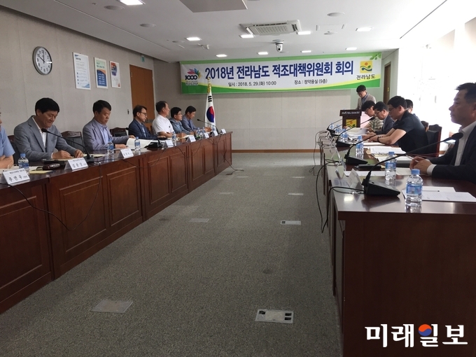 전라남도는 29일 도청 정약용실에서 양식어업인들과 수협, 서해지방해양경찰청, 국립수산과학원, 전라남도해양수산과학원, 시군 등이 참석한 가운데 2018년도 적조대책위원회를 열어 적조 예방 대책을 점검하고 협업체계를 강화키로 했다. / 사진=전남도 제공