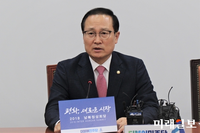 홍영표 더불어민주당 원내대표가 29일 오후 자유한국당이 6월 임시국회 소집요구서를 제출하자 긴급기자회견을 열고 있다./사진=김정현 기자