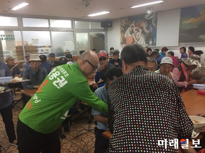 박용권 광주 남구청장 후보가 지난 28일 남구 사직동 빈들회 문화복지센터에서 배식봉사활동을 하고 있다. / 사진=박용권 캠프