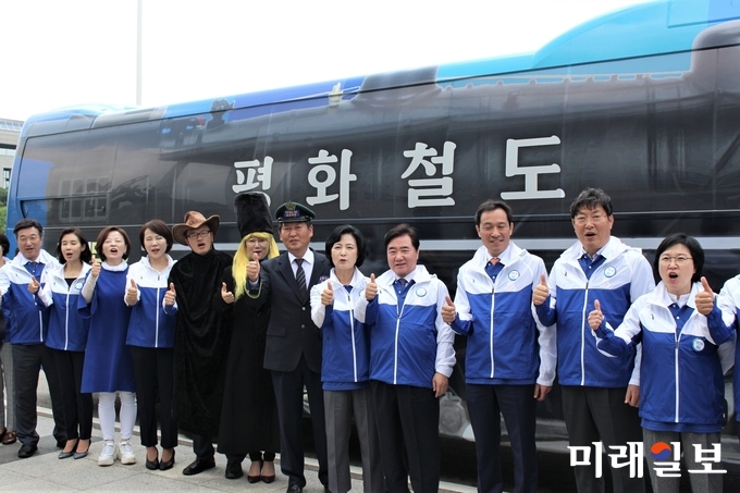 더불어민주당 평화철도 111 유세단 출정식에서 추미애 대표와 정청래 중앙역장, 철이로 분장한 박주민 의원, 메텔로 변신한 이재정 의원이 출발에 앞서 파이팅을 외치고 있다. / 사진=김정현 기자