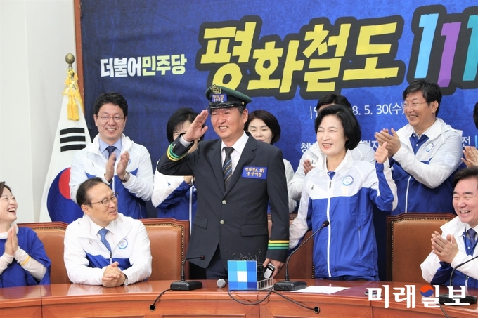 추미애 더불어민주당 대표와 정청래 중앙역장이 30일 오전 서울 국회에서 열린 평화철도111 유세단 출정식에서 인사하고 있다./ 사진=김정현 기자
