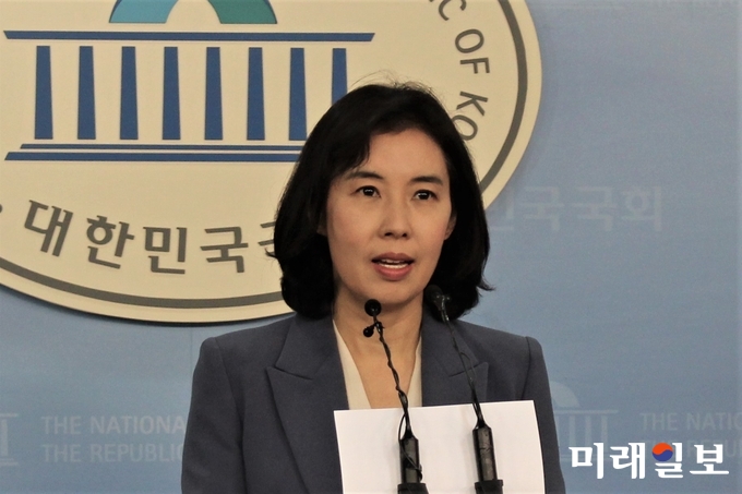 박경미 더불어민주당 원내대변인이 31일 오전 국회 정론관에서 브리핑을 통해 양승태 전 대법원장의 사법농단과 관련, 국정조사를 요구하고 있다./사진=김정현 기자