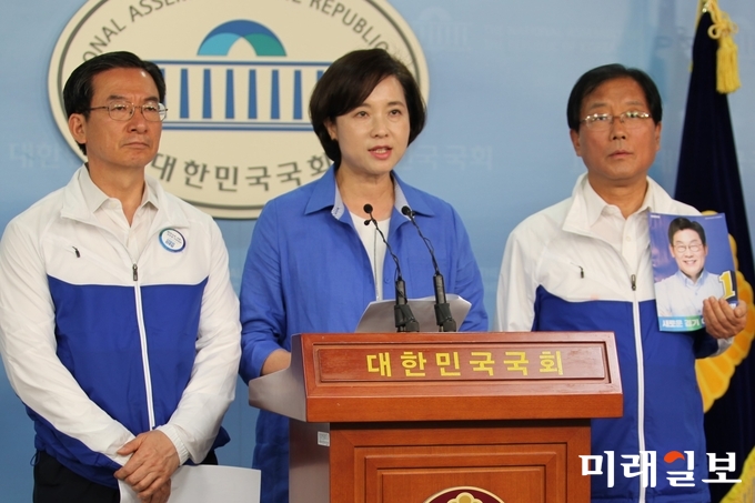 경기북부 더불어민주당 소속 정성호(왼쪽부터), 유은혜, 윤후덕 의원이 3일 서울 여의도 국회 정론관에서 이재명 경기도지사 후보의 지지를 호소하고 있다./사진=이연종 기자