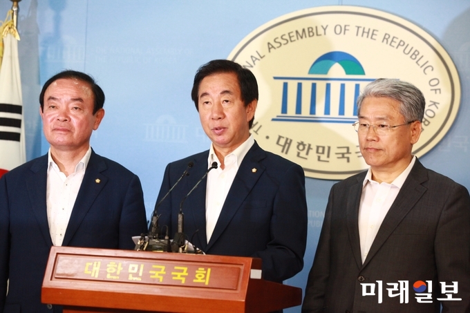 야당 3개 교섭단체의 원내대표들이 4일 서울 여의도 국회 정론관에서 기자회견을 열고 '드루킹 댓글조작 사건'의 진상을 규명할 특별검사 후보로 임정혁(연수원 16기)·허익범(사법연수원 13기) 변호사를 청와대에 추천 결정했다고 발표하고 있다. 사진 왼쪽부터 장병완 민주평화당과 정의당의 공동교섭단체인 평화와 정의의 의원모임, 김성태 자유한국당, 김동철 바른미래당 원내대표./사진=장건섭 기자