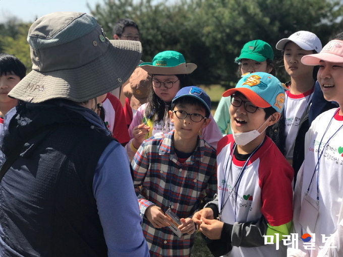 코카콜라 어린이 그린리더십 1차 과정에 참가한 어린이들이 시화호 대송습지를 탐사하고 있다./사진=코카콜라 제공