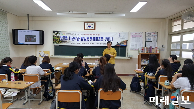 광주 북구가 지역 도서관을 거점으로 주민들의 인문학적 소양을 높이고 새로운 독서문화의 장을 구축하기 위해 독서, 강연 및 탐방이 함께하는 2018 길 위의 인문학 강좌 수강생을 선착순 모집한다. 사진은 일곡도서관 2017년 길위의 인문학 강좌 모습 / 사진=북구청 제공