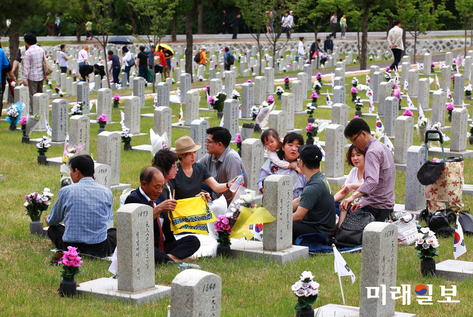 현충일인 지난해 6월 6일 오전 서울 동작구 국립서울현충원에서 열린 제62회 현충일 추념식에서 유가족들이 유공자 묘역에 참배하고 있다./사진=장건섭 기자