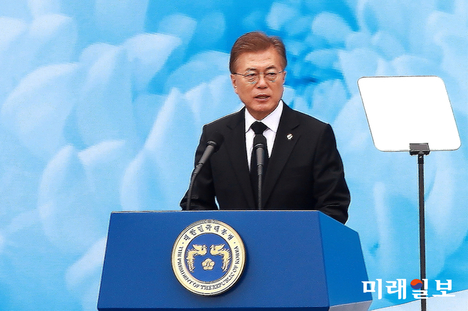 문재인 대통령이 지난해 6월 6일 오전 서울 동작구 국립서울현충원에서 열린 제62회 현충일 추념식에서 추념사를 하고 있다./사진=장건섭 기자