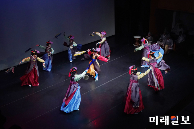 지난 5월 31일 오후 서울 삼성동 한국문화의집 코우스(KOUS)에서 선보인 '이동안의 진쇠춤' 공연 장면./사진=한국춤역사위원회 제공