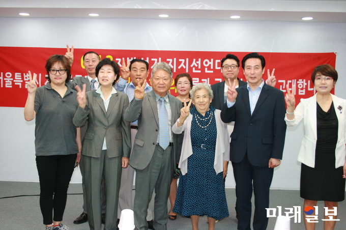 7일 오전 서울 여의도 자유한국당 당사 2층에 마련된 서울시장선거 김문수 후보 캠프에서 백만인클럽(공공정책시민감시단 총재 강세호)이 지역별 장기요양기관 대표 리더들이 참석한 가운데 김문수 후보의 지지선언 대회를 갖고 있다./사진=인터넷언론인연대