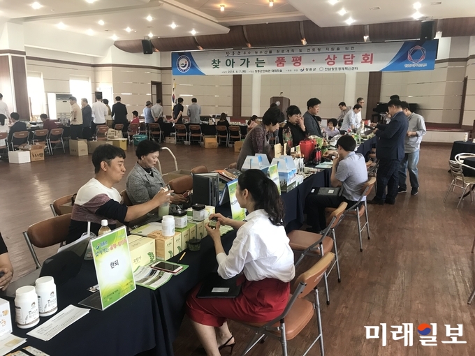 (재)전남창조경제혁신센터는 장흥 소재 농수산 및 가공식품 중소벤처기업 36개사의 판로 개척 지원을 위한 ‘찾아가는 우수상품 품평·상담회’를 7일 장흥군민회관에서 장흥군과 공동주관으로 개최했다. / 사진=전남도 제공