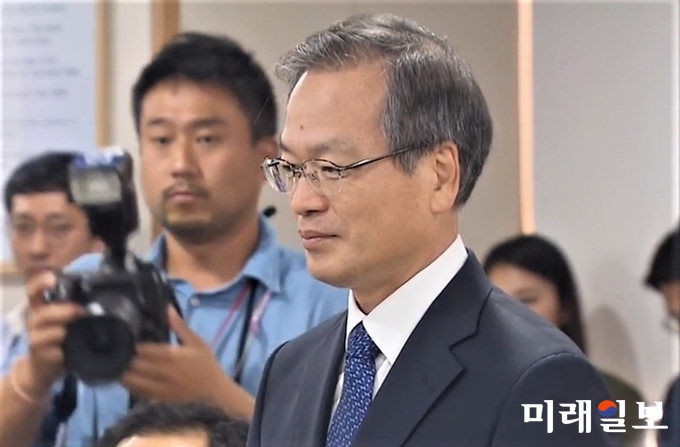 문재인 대통령이 7일 문재인 정부 첫 특검인 '드루킹 특검'으로 허익범 변호사를 임명했다. 허익범 변호사가 이날 서울 서초구 사무실에서 나와 소감을 밝히고 있다./사진=장건섭 기자