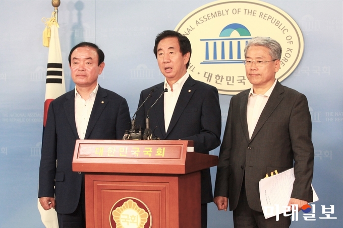 야당 3개 교섭단체의 원내대표들이 지난 4일 서울 여의도 국회 정론관에서 기자회견을 열고 '드루킹 댓글조작 사건'의 진상을 규명할 특별검사 후보로 임정혁(연수원 16기)·허익범(사법연수원 13기) 변호사를 청와대에 추천 결정했다고 발표하고 있다. 사진 왼쪽부터 장병완 민주평화당과 정의당의 공동교섭단체인 평화와 정의의 의원모임, 김성태 자유한국당, 김동철 바른미래당 원내대표./사진=장건섭 기자
