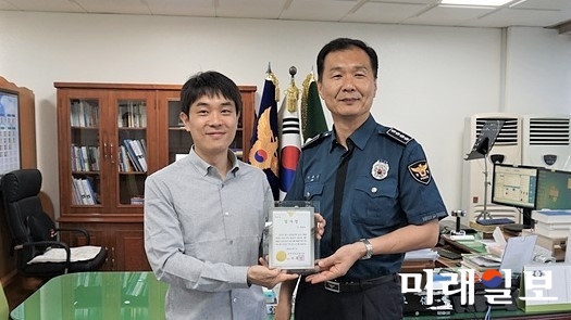 캐셔레스트 운영사인 뉴링크 박원준 대표(왼쪽)가 7일 전주 덕진경찰서 이후신 서장으로부터 표창장을 수여받고 있다./ 사진=뉴링크 제공