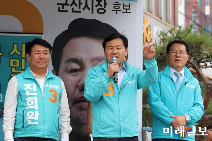 김관영 바른미래당 의원이 지난 5일 군사시 수송동 롯데마트 사거리에서 자당 지역 후보의 지원 유세를 펼치고 있다./사진=김관영 의원실 제공