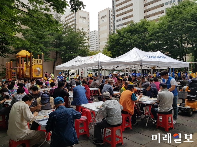 광주 두암종합사회복지관이 광주 삼성전자 사랑의 밥차 봉사단의 후원과 참여로 사랑의 밥차 어르신 무료 급식 봉사활동을 실시했다. / 사진=이루다 제공