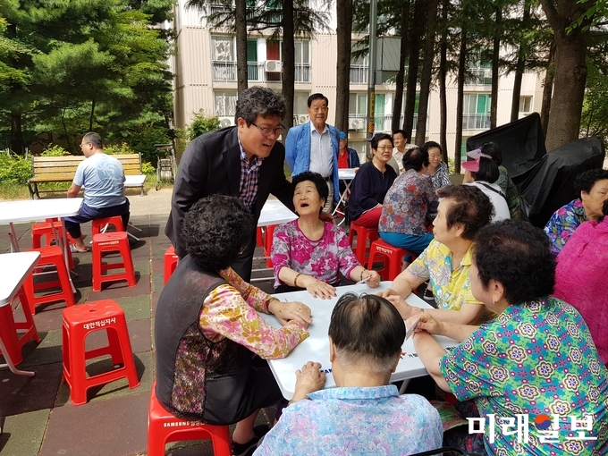 두암종합사회복지관 장주동 관장이 무료급식행사에서 어르신들의 식사에 불편이 없는지를 살피고 있다. / 사진=이루다 제공