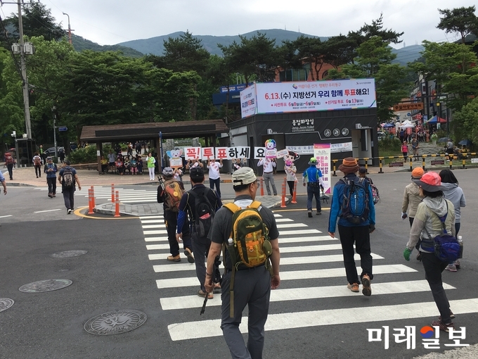 광주동구선관위가 10일 증심사입구에서 6.13지방선거와 관련하여 투표참여 게릴라 홍보 캠페인을 실시했다. / 사진=동구선관위 제공