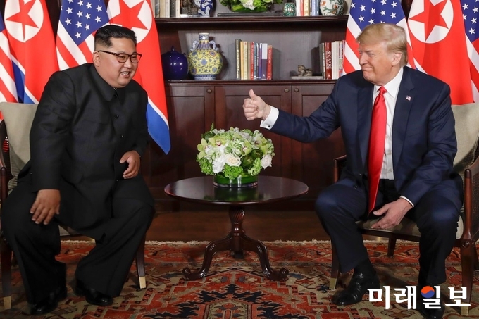 도널드 트럼프 미국 대통령이 김정은 북한 국무위원장과 역사적 첫 만남에서 악수를 한 뒤 ‘엄지'를 들어 보이고 있다./사진=백악관 트위터