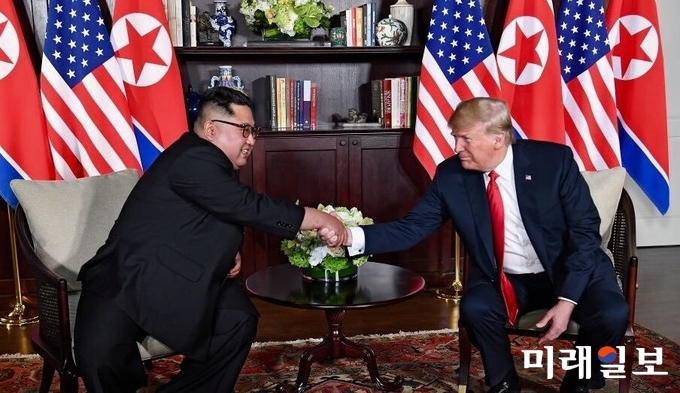 도널드 트럼프 미국 대통령이 김정은 북한 국무위원장과 역사적 첫 만남에서 악수를 하고 있다./사진=백악관 트위터