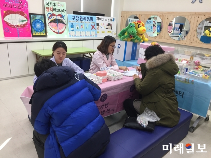 광주 광산구 우산건강생활지원센터가 18-19일 칫솔 바꿔준 Day로 지정, 구민에게 새 칫솔을 무료로 나눠주는 행사를 연다. / 사진=광산구 제공
