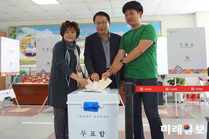 정헌율 민주평화당 전북 익산시장 후보(가운데)가 13일 오전 익산시 부송동 한벌초등학교에 마련된 삼성제8투표소에서 부인인 김진희 여사를 비롯 아들과 함께 투표를 하고 있다./사진=정헌율 후보 페이스북