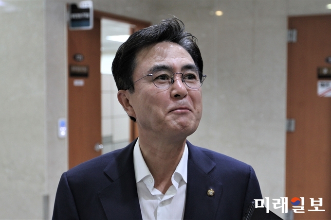 김태흠 자유한국당 최고위원이 14일 오전 국회 정론관에서 최고위원직 사퇴 기자회견 뒤 기자들과 백브리핑을 하고 있다./ 사진=박귀성 한국인터넷언론인협동조합 기자