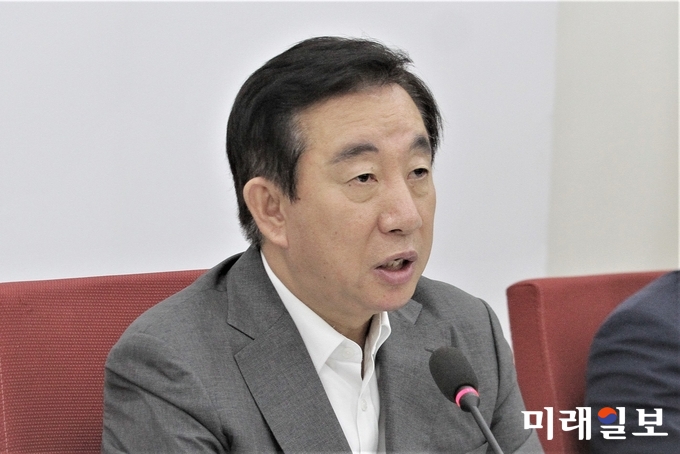 김성태 자유한국당 대표 권한대행 겸 원내대표가 18일 오전 국회 원내대표실에서 현안관련 기자회견을 하고 있다./ 사진=한국인터넷언론인협동조합 박귀성 기자