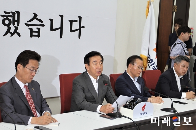 김성태 자유한국당 대표 권한대행 겸 원내대표가 18일 오전 국회 원내대표실에서 현안관련 기자회견을 하고 있다./ 사진=한국인터넷언론인협동조합 박귀성 기자