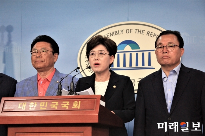 최연혜 자유한국당 의원이 19일 오전 서울 여의도 국회 정론관에서 한국수력원자력 이사회의 월성 1호기 조기폐쇄와 신규 원전 4기 건설사업 중단 결정을 철회할 것을 촉구하는 성명서를 발표하고 있다./사진=장건섭 기자