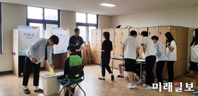 광주충장중학교가 6.13지방선거를 맞아 사단법인 징검다리교육공동체와 연계해 체험형 민주시민교육의 일환으로 지방선거에 출마한 실제후보를 대상으로 모의선거로 배우는 민주주의 6.13지방 모선거 프로젝트 수업을 전교생 219명을 대상으로 진행했다. / 사진=광주시교육청 제공 