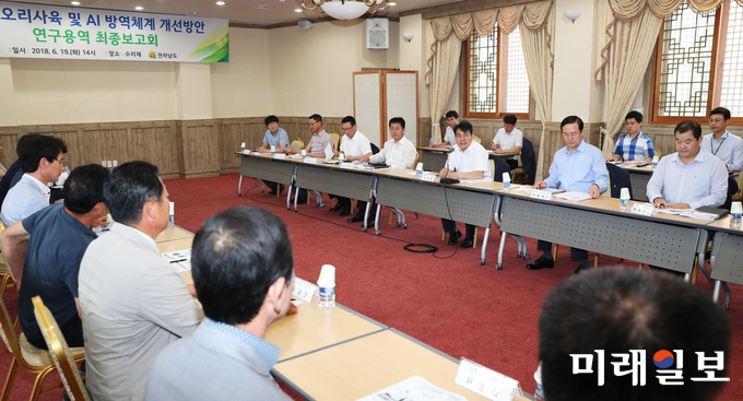 이재영 전라남도지사 권한대행이 19일 오후 무안군 삼향읍 수리채에서 열린 전남 오리 사육 및 AI 방역체계 개선방안 연구용역 최종보고회를 주재하고 있다. 이날 최종보고회는 대학교수, 농림축산검역본부, 국립축산과학원, 축산ㆍ방역 전문가, 오리농가, 도 시군ㆍ관계공무원 등이 참석했다. / 사진=전남도 제공