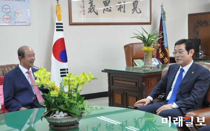 이용섭 광주광역시장 당선인이 지난 14일 광주상공회의소를 방문하여 광주지역 일자리 창출에 대해 심도있는 의견을 나누었다. / 사진=광주시 제공