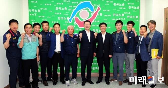 이용섭 광주광역시장 당선인이 지난 18일 한국노총광주지역본부를 방문하여 광주지역 일자리 창출에 대해 심도있는 의견을 나누었다. / 사진=광주시 제공