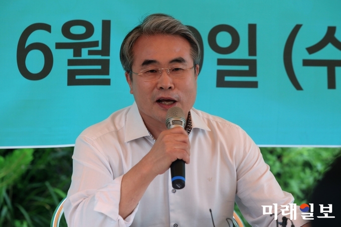 이종훈 정치평론가가 19일 오후 경기도 양평 용문산 야영장에서 열린 바른미래당 비상대책위원·국회의원 워크숍에서 '6.13 지방선거 평가 및 바른미래당이 나가야 할 길'을 주제로 발제하고 있다./사진=장건섭 기자
