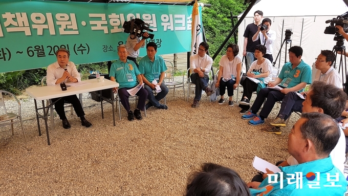 이종훈 정치평론가가 19일 오후 경기도 양평 용문산 야영장에서 열린 바른미래당 비상대책위원·국회의원 워크숍에서 '6.13 지방선거 평가 및 바른미래당이 나가야 할 길'을 주제로 발제하고 있다./사진=장건섭 기자