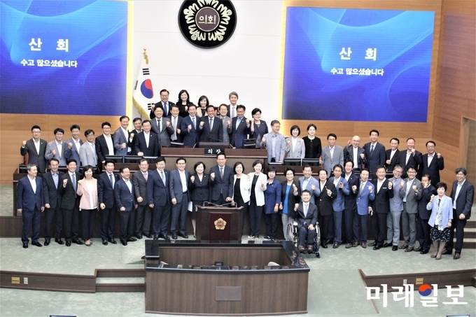 지난 18일 열린 서울시의회 정례회에서 의원들이 화이팅을 외치며 기념촬영을 하고 있다./사진=김정현 기자
