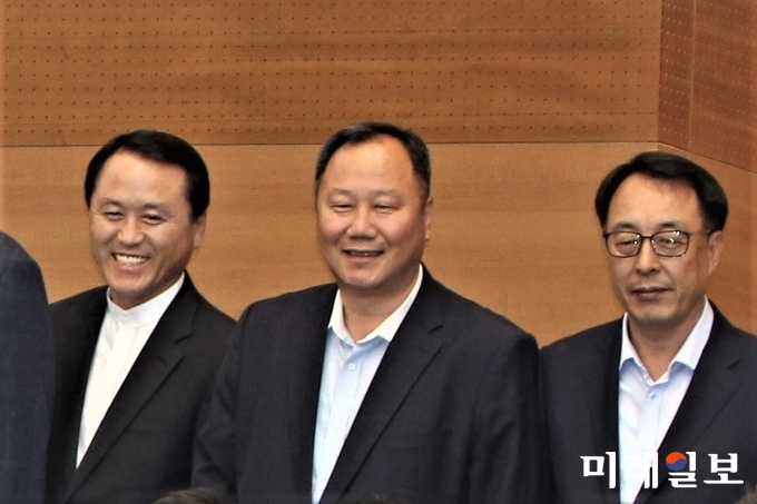 지난 18일 서울시의회 정례회에서 만난 김인호 서울시 의원(가운데)./사진=김정현 기자