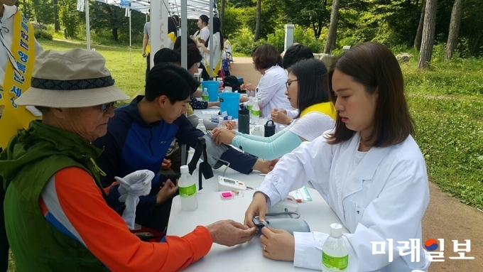광주광역시는 20일 오전 무등산 국립공원에서 고위험 음주 예방을 위한 민관연합 캠페인을 펼쳤다. / 사진=광주시 제공