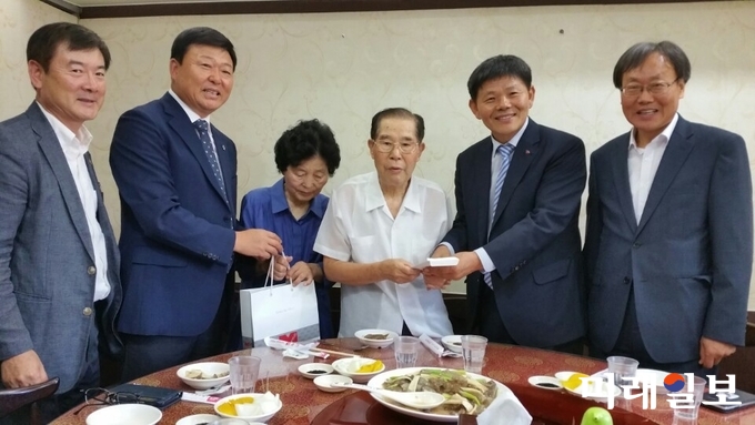 문정진 나눔축산운동본부 공동대표, 안승일 나눔축산운동본부 사무총장, 군인공제회 직원들이 6.25 참전 국가유공자 어르신께 격려금과 기념품을 전달했다. 이날 나눔축산운동본부는 격려금 외에도 토종닭, 꿀, 한우, 한돈세트, 오리세트 등을 선물했다./사진=인터넷언론인연대
