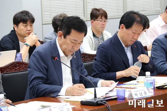 박남춘 인천시장 당선인이 20일 열린 '새로운 인천을 위한 업무협의'에 참석, 기본적인 현황 등을 청취하고 있다./사진=새로운 인천 준비위원회 제공
