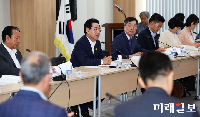 김영록 전남도지사 당선자가 21일 전남개발공사 회의실에서 열린 전남도의 ‘민선 7기 전남지사 취임준비 기획단’ 자문위원 업무보고에서 인사말을 하고 있다. / 사진=김영록 당선인 캠프
