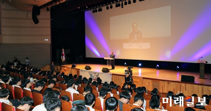 장휘국 광주시교육감이 21일 광주교육연수원 대강당에서 2018년 제2회 행복한 진로를 위한 토크콘서트에서 인사말을 하고 있다. / 사진=광주시교육청 제공
