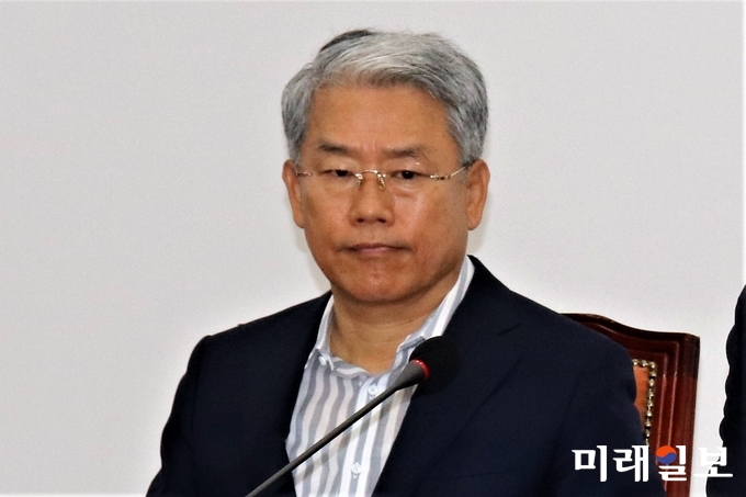 김동철 바른미래당 비상대책위원장이 22일 오전 국회에서 열린 비상대책위원회의에 참석, 소속의원들의 발언을 경청하고 있다./사진=김정현 기자