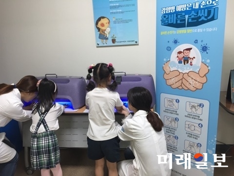 광주 남구가 올바른 손씻기를 통한 식중독과 수족구 등 감염병 예방을 위해 어린이집과 유치원, 학교, 병원 등을 대상으로 실시하고 있는 ‘손씻기 장비(뷰박스) 무상 대여 서비스’가 큰 인기를 끌고 있다. / 사진=남구청 제공