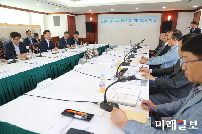 김영록 전남도지사 당선인이 22일 당선 후 처음으로 여수산단을 찾아 기업인들과 간담회를 갖는 등 현장방문 활동을 벌였다. 산단 내 GS칼텍스 장구미사택에서 열린 ‘여수산단 기업인 간담회’에서 인사말을 하고 있는 김 당선인 / 사진=김영록 캠프